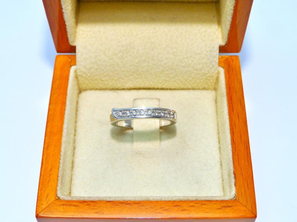 anneau-engagement-diamants-sur-or-blanc-fait-main
